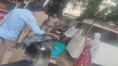 भोपाल जिला अदालत के बाहर तमाशा: हथकड़ी लगे आरोपी की खातिरदारी, पुलिस अभिरक्षा पर खड़े हुए बड़े सवाल 3 20261025123340 FDVkax6y