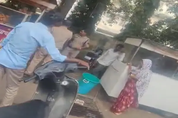 भोपाल जिला अदालत के बाहर तमाशा: हथकड़ी लगे आरोपी की खातिरदारी, पुलिस अभिरक्षा पर खड़े हुए बड़े सवाल 1