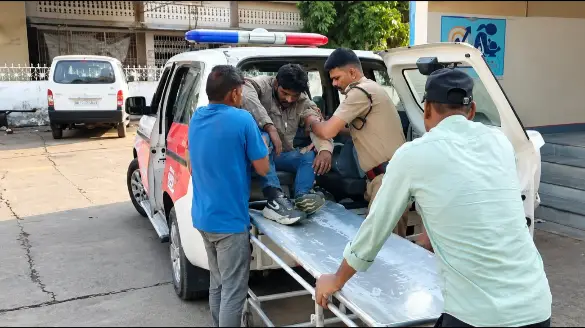 तेज रफ्तार ट्रक ने बाइक को मारी टक्कर : हेलमेट के कारण बची 2 की जान 1 20261025124820 h2PDs2pS