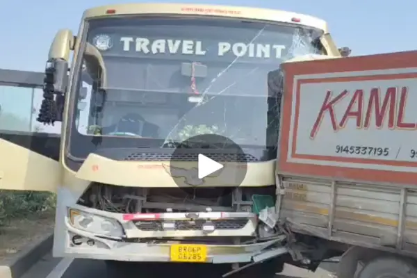 NH-44 पर ट्राले में घुसी पिकअप, पीछे से यात्री बस भी भिड़ी: 30 से अधिक यात्री सवार, मच गया हड़कंप.... देखें पूरा वीडियो 1 20261026171102 MAL1yvNX