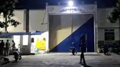 बीमार होने का नाटक, जेलकर्मियों पर हमला और फिर फरारी,17 कैदी फरार; चार गिरफ्तार 7 20261027090511 FmDCjXQT