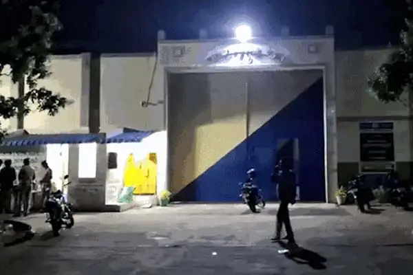 बीमार होने का नाटक, जेलकर्मियों पर हमला और फिर फरारी,17 कैदी फरार; चार गिरफ्तार 1 20261027090511 FmDCjXQT