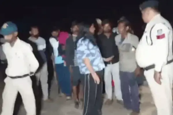 परमाणु की आहट, विरोध में जलती जल-क्रांति: तालाब में उतरे ग्रामीण, प्रशासन ने निकाला बाहर 1 20261027143617 CLB66AuX