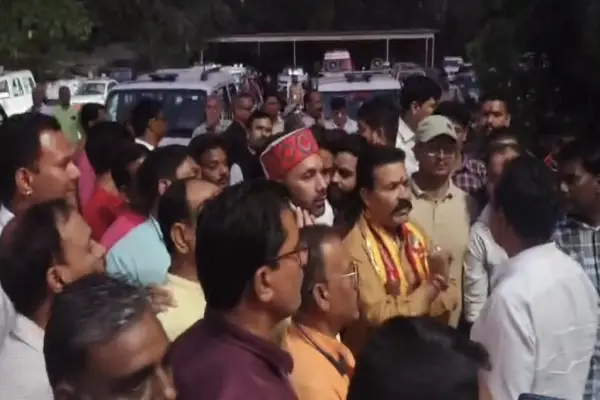 चंद्रशेखर तिवारी के समर्थन में पुलिस आयुक्त कार्यालय पहुंचे सैकड़ों लोग, ज्ञापन सौंपकर कार्रवाई की मांग 1 20261027182506 UhFHy1sB