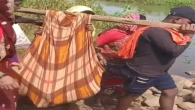EXCLUSIVE : चादर की ‘डोली’ में दम तोड़ते विकास के दावे: 300 की आबादी वाला गांव, पुल के अभाव में आज भी नदी पार करने की मजबूरी, गर्भवती महिला को चादर की डोली में अस्पताल ले जाते वीडियो वायरल.... देखें पूरा वीडियो 6 20261028114559 AHjTMh7x