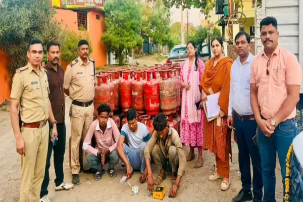 ट्रक में रीफिलिंग करते तीन आरोपी गिरफ्तार, 96 सिलेंडर जब्त 1 20261028134454 ifOF6jcU