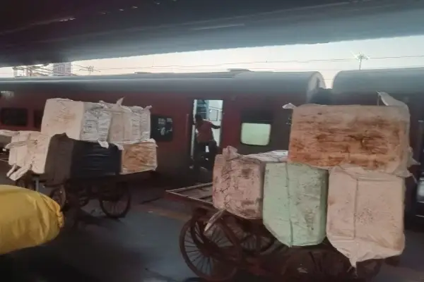 रेलवे स्टेशन के बाहर 700 किलो एनालॉग पनीर जब्त, कीमत करीब 2.5 लाख रुपए 1 20261028135328 4yvGiEPr