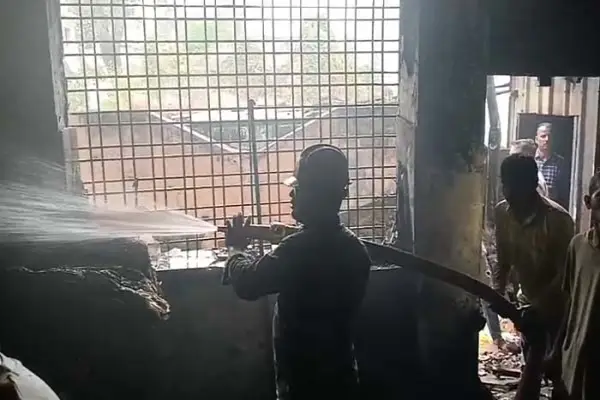 जामदार अस्पताल के सामने मकान में लगी आग, देखें वीडियो 1