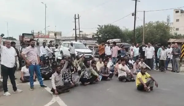बंद रास्ते पर खुला आक्रोश: नागरिकों ने घेरा नागपुर रोड ब्रिज, छिंदवाड़ा चौक-नागपुर रोड ओवरब्रिज की सर्विस रोड चालू करने की मांग.... देखें पूरा वीडियो 1 20261028202711 8UcDXWbj