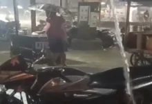 अचानक बदला मौसम, झमाझम बारिश से गिरा तापमान : करवा चौथ की खरीदारी करने निकली महिलाओं को हुई परेशानी, लोगों ने दुकानों और शेड के नीचे ली शरण 2 20261028214313 R2djd2y6