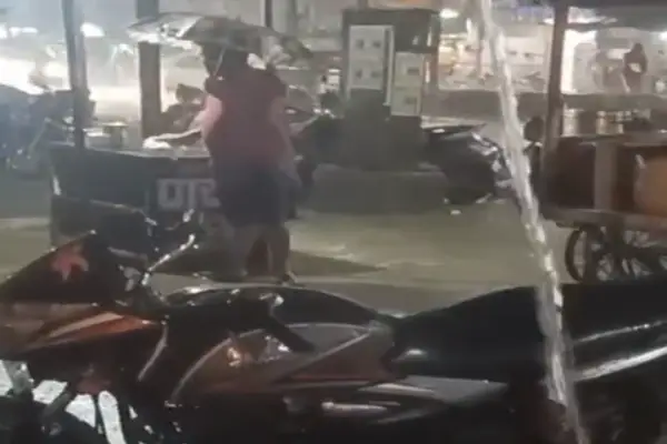 अचानक बदला मौसम, झमाझम बारिश से गिरा तापमान : करवा चौथ की खरीदारी करने निकली महिलाओं को हुई परेशानी, लोगों ने दुकानों और शेड के नीचे ली शरण 1 20261028214313 R2djd2y6