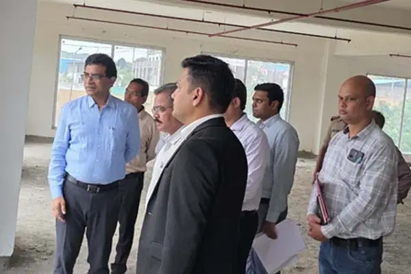 प्रशासनिक अमले के साथ आईटी पार्क पहुंचे प्रमुख सचिव अशोक वर्णवाल, सुविधाओं का लिया जायजा 1 20261030144944 4YKNyC3r