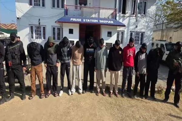 जम्मू-कश्मीर में आतंकी फंडिंग नेटवर्क का भंडाफोड़, लश्कर और टीआरएफ से जुड़े 10 गिरफ्तार 1 20261030145455 4nqJq2BS