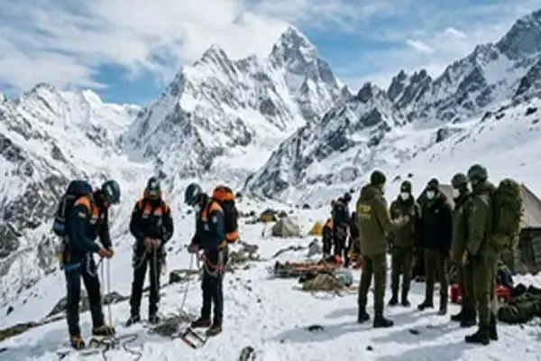 केदारताल ट्रेक पर हिमस्खलन, सात ट्रेकर्स समेत आठ लोग फंसे 1