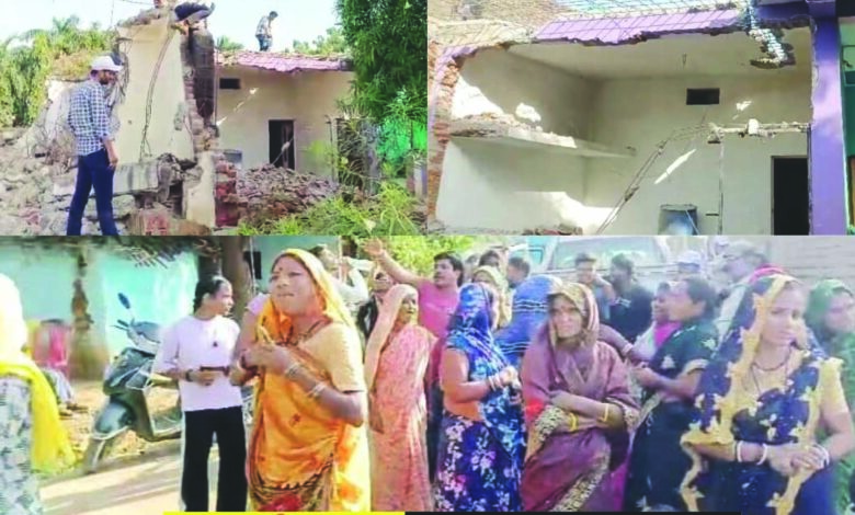 सरकारी मदद से बनाया पीएम आवास, अब तोड़ रहा प्रशासन, इंदिरानगर में जमीन खाली कराने की कार्रवाई से सडक़ पर आ गया गरीब परिवार, 2017 में नगर निगम के जरिए मिला था योजना का लाभ, परिवार ने प्रशासन से लगाई राहत की गुहार 1 204