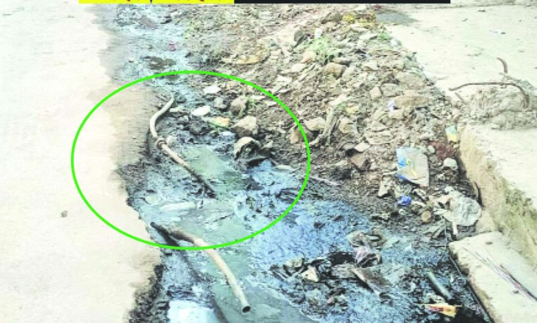 नाली के अंदर से निकली पानी की पाइप लाइन, घरों में गंदे पानी की आपूर्ति, इंदौर हादसे के बाद भी नगर निगम ने नहीं लिया सबक 1 205