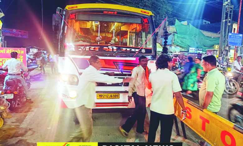 चांडक चौक पर टला बड़ा हादसा, तकनीकी खराबी के कारण अनियंत्रित बस को सतर्कता से रोका 1 224 1