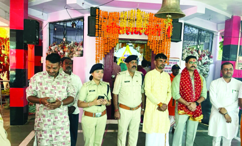 मां वीरासन देवी मंदिर पहुंचे पुलिस कप्तान, पूजा अर्चना कर लिया सुरक्षा व्यवस्था का जायजा, सीसीटीवी से निगरानी, सिलौड़ी चौकी का निरीक्षण 1 224