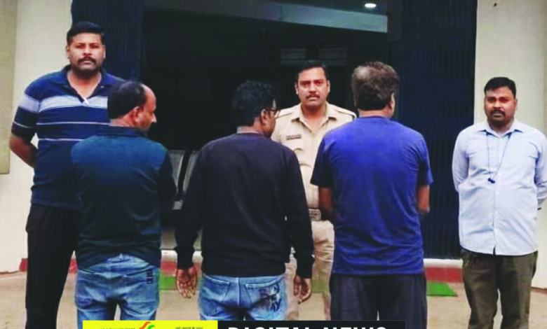 राबर्ट लाइन में जुआ फड़ पर पुलिस की दबिश, तीन जुआड़ी गिरफ्तार, 25 हजार 900 रूपये जब्त 1 226 1