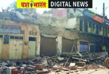 जर्जर अग्रवाल बिल्डिंग को ढहाया नगर निगम ने, क्रेन और जेसीबी लगाकर गिराया भवन, एक दिन पहले मुनादी कर दी थी सूचना, सुरक्षा के मद्देनजर तैनात रही पुलिस, आवागमन भी रहा बाधित 8 337 1