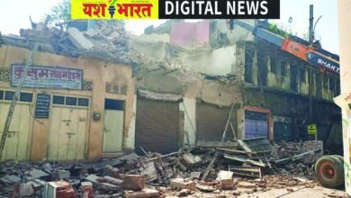 जर्जर अग्रवाल बिल्डिंग को ढहाया नगर निगम ने, क्रेन और जेसीबी लगाकर गिराया भवन, एक दिन पहले मुनादी कर दी थी सूचना, सुरक्षा के मद्देनजर तैनात रही पुलिस, आवागमन भी रहा बाधित 21 337 1