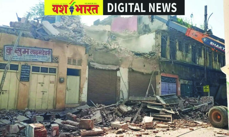 जर्जर अग्रवाल बिल्डिंग को ढहाया नगर निगम ने, क्रेन और जेसीबी लगाकर गिराया भवन, एक दिन पहले मुनादी कर दी थी सूचना, सुरक्षा के मद्देनजर तैनात रही पुलिस, आवागमन भी रहा बाधित 1 337 1
