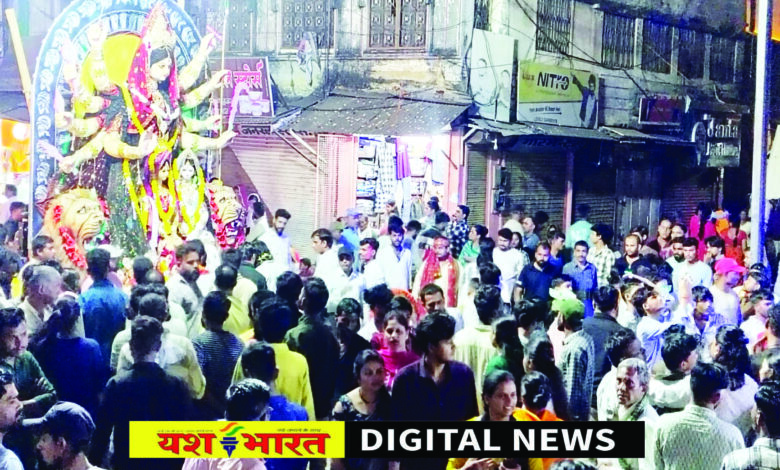 दशहरे में भीड़ की वापसी, गरिमा की विदाई, डीजे के कंपन ने बिगाड़ा व्यवस्थाओं का स्वास्थ्य, रात साढ़े 10 के बाद भगवान भरोसे रहा चल समारोह, भीड़ में सिपाही करते रहे हुज्जत, सुबह के अंतिम पहर तक घाटों पर चलता रहा दुर्गा प्रतिमाओं का विसर्जन 1 52
