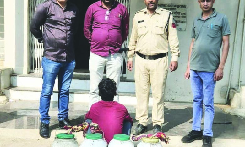 60 लीटर अवैध महुआ शराब जब्त, आरोपी गिरफ्तार, बाइक जब्त, बड़वारा पुलिस ने की कार्रवाई 1 61