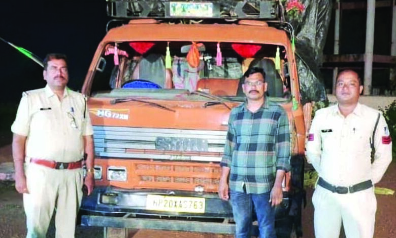 शराब के नशे में ट्रक चलाते मिला चालक, निवार पुलिस ने पकड़ा, वाहन जब्त, मामला दर्ज 1 703