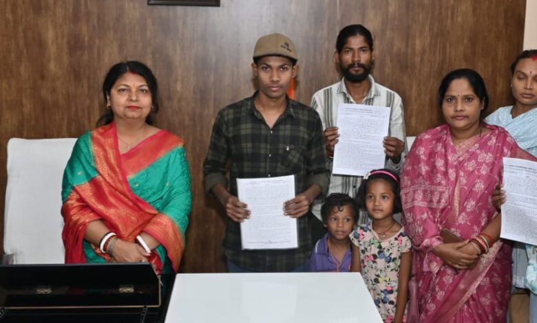 दिवंगत कर्मचारियों के तीन आश्रितों को मिली अनुकंपा नियुक्ति 1 IMG 20261007 WA0064