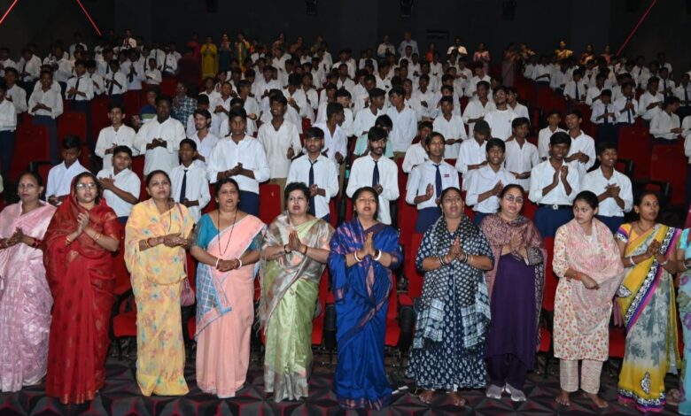 महापौर की पहल, 600 विद्यार्थियों ने देखी ‘हनुमान अंश’ 1 IMG 20261008 WA0091