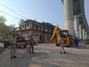 ब्रेकिंग : अग्रवाल बिल्डिंग गिराने की तैयारी, दोनों तरफ का रास्ता बंद, नगर निगम का अमला पहुंचा 2 IMG 20261008 WA0325