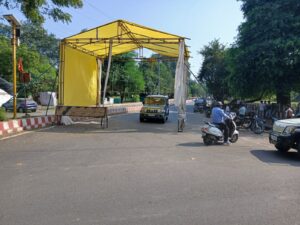 सड़क से हटवाया दुर्गा समिति का मंच, कैंट पुलिस की समझाइश से टला हादसे का खतरा 2 IMG 20261009 WA0001