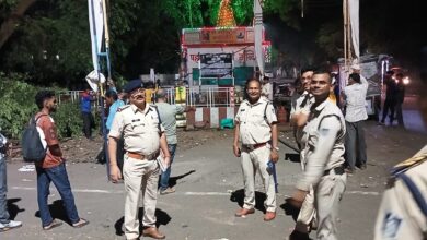 सड़क से हटवाया दुर्गा समिति का मंच, कैंट पुलिस की समझाइश से टला हादसे का खतरा 2 IMG 20261009 WA0003