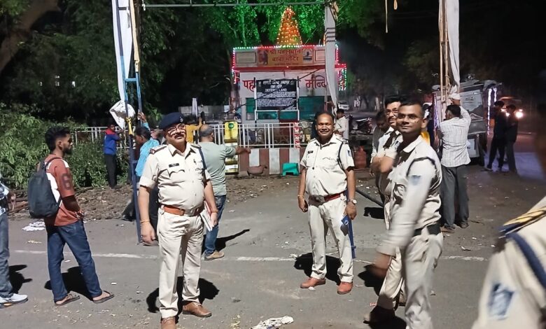 सड़क से हटवाया दुर्गा समिति का मंच, कैंट पुलिस की समझाइश से टला हादसे का खतरा 1 IMG 20261009 WA0003