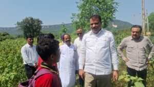 कैमोर में एस्बेस्टस के वेस्ट पर उठे सवाल, नेता प्रतिपक्ष उमंग सिंघार पहुंचे कैमोर, मीडिया से बोले - सरकार से करेंगे बात 2 IMG 20261009 WA07421