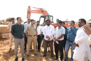 फरसी पत्थर उद्योग को नई ऊंचाइयों पर ले जाने की पहल, कलेक्टर ने खदानों का किया निरीक्षण,खदान संचालकों से संवाद 2 IMG 20261009 WA1112