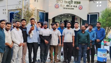 भोपाल में देर रात तक चयनित शिक्षकों का प्रदर्शन, रोशनपुरा चौराहे पर डटे रहे अभ्यर्थी , पुलिस ने रात में हिरासत में लेकर सभी चयनित शिक्षकों को दूसरी जगह पहुंचाया 6 IMG 20261016 WA0014