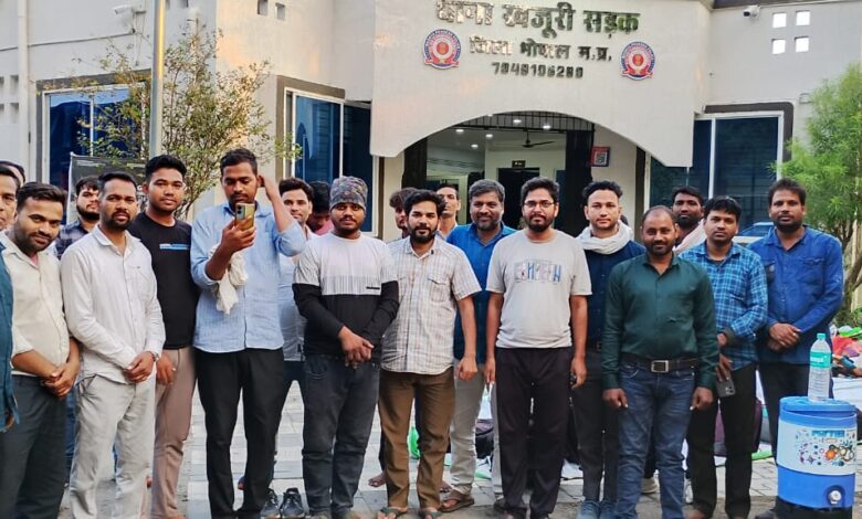 भोपाल में देर रात तक चयनित शिक्षकों का प्रदर्शन, रोशनपुरा चौराहे पर डटे रहे अभ्यर्थी , पुलिस ने रात में हिरासत में लेकर सभी चयनित शिक्षकों को दूसरी जगह पहुंचाया 1 IMG 20261016 WA0014