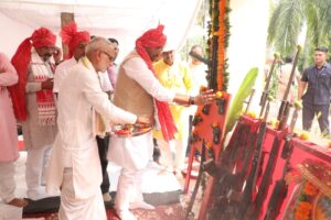 दशहरे पर पुलिस लाइन में राज्यमंत्री लखन पटेल ने किया शस्त्र पूजन, अधिकारियों और जनप्रतिनिधियों ने की शस्त्र आराधना 4 IMG 20261020 WA0852