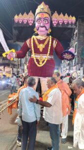 मां जगदम्बे की आरती के साथ शाम साढ़े 7 बजे शुरू हुआ कटनी का ऐतिहासिक दशहरा चल समारोह, जुलूस में खल रही हनुमान जी की प्रतिमा की कमी, मुख्य मार्ग पर भीड़, व्यवस्था में जुटा प्रशासन 2 IMG 20261020 WA1512