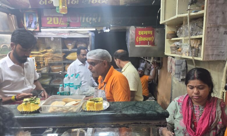 न्यू मार्केट में खाद्य प्रतिष्ठानों पर प्रशासन की जांच, मिठाइयों और नमकीन के सैंपल लिए , अखबारी कागज पर जलेबी बेचने पर संचालक को चेतावनी 1 IMG 20261021 WA0051