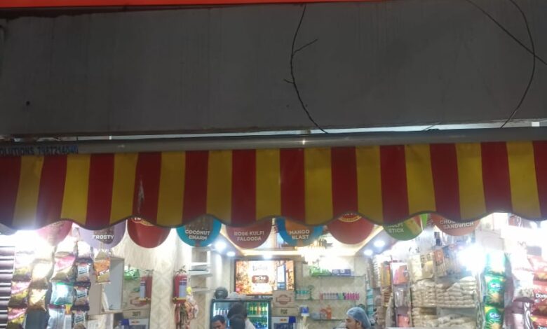 बीकानेर मिष्ठान भंडार पर खाद्य सुरक्षा विभाग की कार्रवाई, काजू कतली व बंगाली मिठाई के नमूने लिए , मिठाइयों पर एल्युमिनियम फॉयल लगे होने की आशंका, दीपावली पर चांदी की वर्क के मानकों का पालन करने की अपील 1 IMG 20261026 WA0104