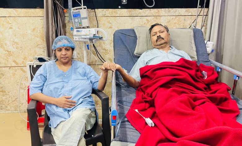 करवा चौथ पर पत्नी ने चांद नहीं, पति के लिए मांगा जीवन; किडनी दान कर बचाई जान 1 IMG 20261029 WA0033