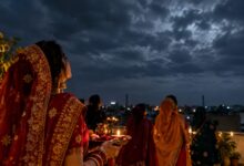 चांद छुपा बादल में, करवाचौथ पर आसमान निहारती रहीं जबलपुर की सुहागिनें, चंद्र दर्शन की राह में मौसम बना बाधा 3 IMG 20261029 WA0038