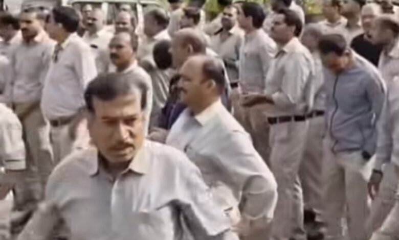 भेल में दिवाली बोनस को लेकर भड़के कर्मचारी, प्रबंधन के खिलाफ प्रदर्शन बीएमएस एचएमएस और सीआईटीयू ने द्वार क्रमांक-5 पर किया पुतला दहन, बोनस में बढ़ोतरी की मांग 1 IMG 20261029 WA0091