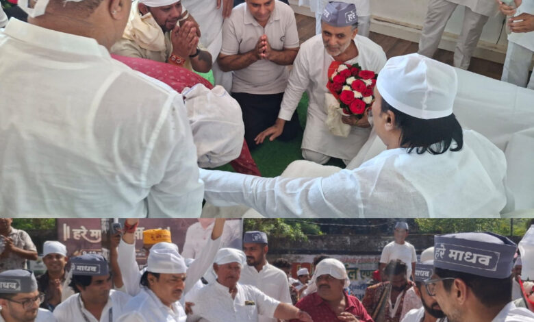 बरसी मेले में भजन कीर्तन की शानदार प्रस्तुति, झूमे श्रद्धालु, सतगुरु साई ईश्वर शाह के दर्शन करने उमड़े श्रद्धालु 1 IMG 20261009 182703