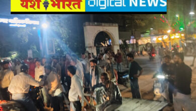 मिशन चौक में रावण दहन कार्यक्रम के बैनर को फाडे जाने को लेकर विवाद, बजरंग उत्सव समिति ने नगर निगम के सामने किया विरोध प्रदर्शन, सड़क जाम, आयुक्त ने जांच का दिया आश्वासन 5 IMG 20261016 210144
