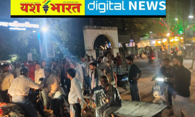 मिशन चौक में रावण दहन कार्यक्रम के बैनर को फाडे जाने को लेकर विवाद, बजरंग उत्सव समिति ने नगर निगम के सामने किया विरोध प्रदर्शन, सड़क जाम, आयुक्त ने जांच का दिया आश्वासन 1 IMG 20261016 210144