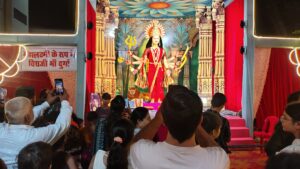 चलो देखें अपने शहर का दुर्गोत्सव : मातारानी की एक झलक पाने सड़कों पर आया जनसैलाब, आज नवमी को भी भीड़, जगह - जगह जाम के नजारे 2 IMG 20261018 222337164 HDR